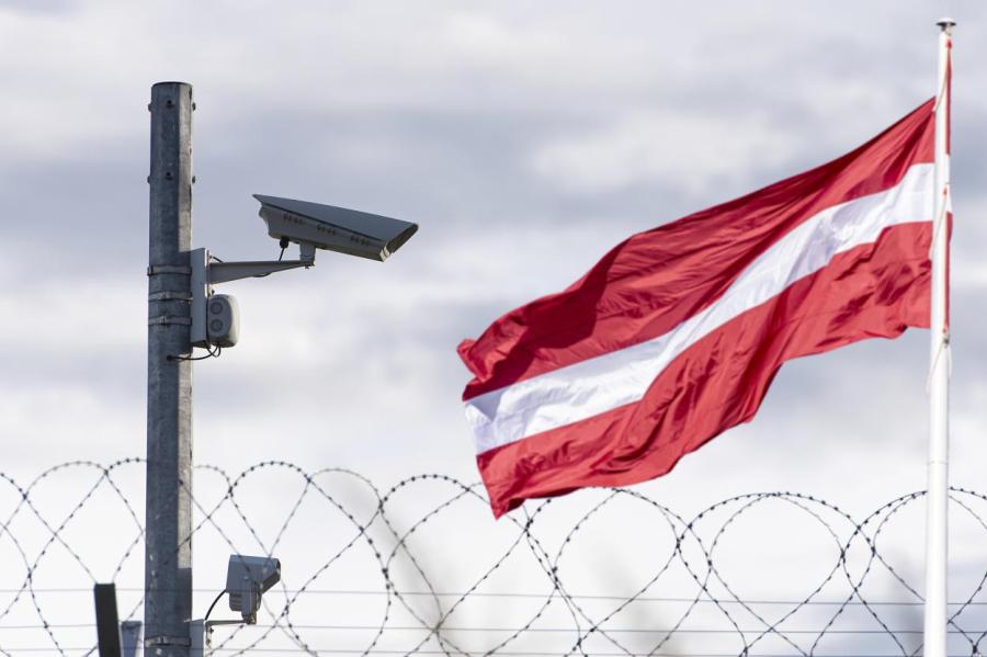 Латвию зачищают от россиян: правящие обсуждают, как отправить их на родину