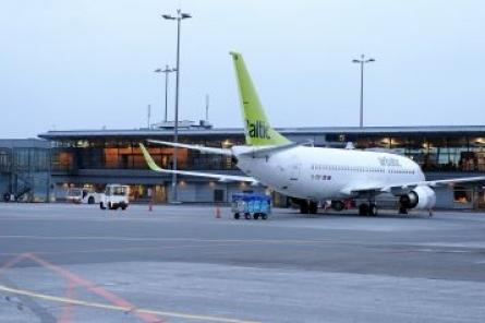 Все больше пассажиров в аэропорту «Рига» не попадают на самолеты из-за поведения