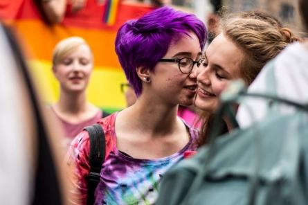 Полиция запрещает девушкам целоваться в центре Москвы