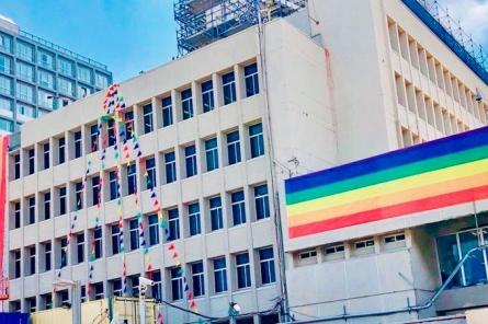 Посольство США в Тель-Авиве обошло запрет Трампа на ЛГБТ-флаги