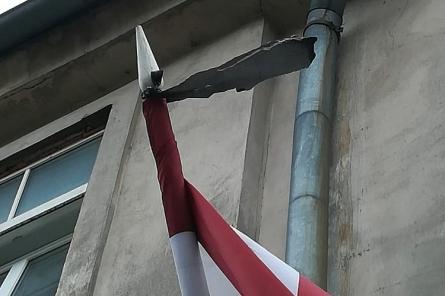 Позор, а не скорбь! Рижанка возмущена видом траурного флага в городе