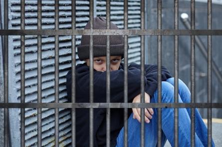 Детки в клетке: в Латвии рост преступности несовершеннолетних — 12% за год!