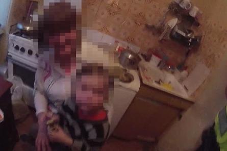 Рига: мать «забыла» в квартире двух детей на три дня