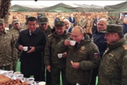 Путина угостили чаем с плюшками на учениях «Центр-2019» (ВИДЕО)
