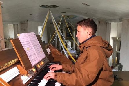 13-летний парень из села под Резекне скопил деньги и подарил церкви орган