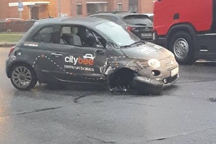 Автомобиль каршеринга в Риге врезался в фуру, а водитель сбежал