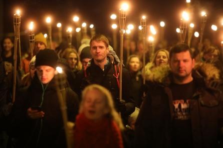В марше на факельном шествии в Риге насчитано 1500 человек