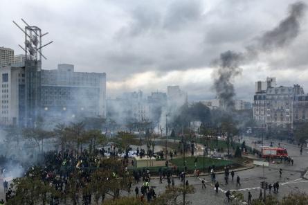 В Париже вновь поджигают автомобили, возводят баррикады и бьют витрины