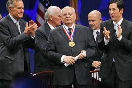Горбачёв награждён в США медалью и деньгами за Победу в Холодной войне (ФОТО)