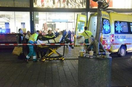 Снова теракт? Мужчина с ножом ранил несколько человек в Гааге