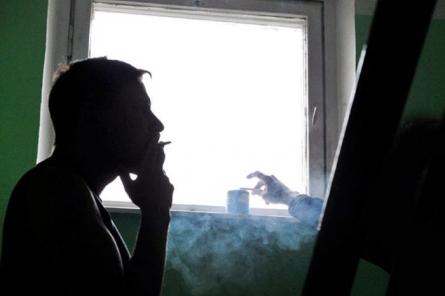 В Латвии хотят запретить курение в многоквартирных домах