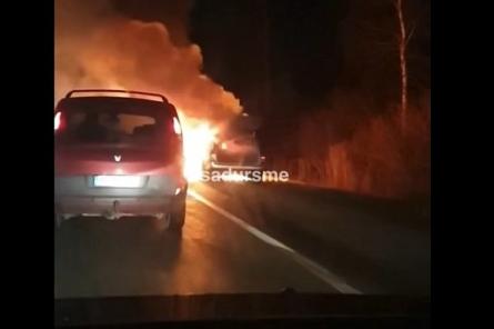 ДТП на рижской объездной: открытым пламенем горит автомобиль (+ВИДЕО)