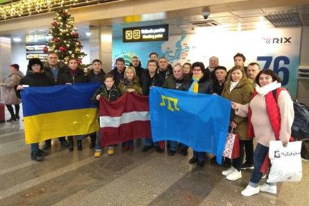 Мы жертвы режима! Украинцы в аэропорту Рига напомнили о русской оккупации