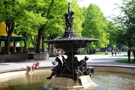Невероятная безвкусица: рижане в шоке от обновленного фонтана в Верманском саду