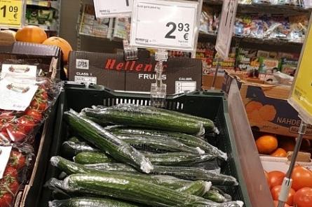 Латвийцы в шоке: цены на огурцы в магазинах взлетели до небес! Что происходит?!