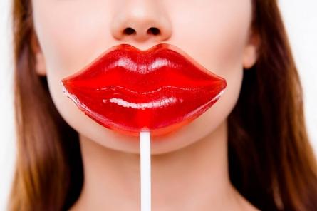 Грудь, губы и зад. Как уродуют себя девушки ради популярности в Интернете (ФОТО)