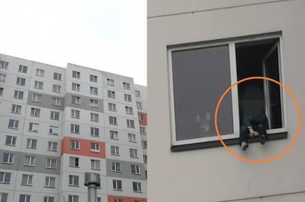 Леденящий кровь случай в Риге: ребенок висит в окне на 12 этаже (+ВИДЕО)