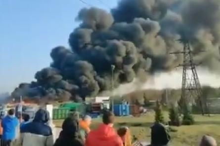 Опасный пожар в Тукумсе; горит пункт приема отходов (+ВИДЕО)