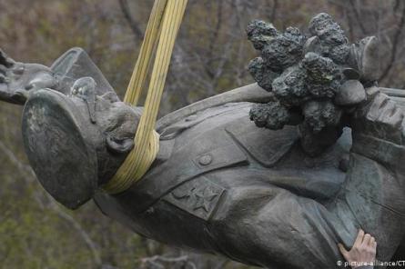 Чешские власти требуют защитить посольство в Москве после сноса памятника Коневу
