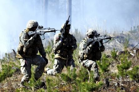 Латвийский профессор: Covid-19 не отменяет необходимости иметь сильную армию