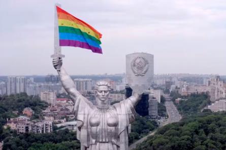 Москва ку-ку? В РФ предрекли развал Украины из-за ЛГБТ-флага на «Родине-матери»