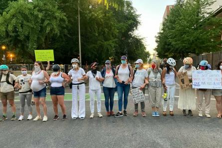 30 матерей сформировали живую цепь, чтобы защитить протестующих в Портлендe