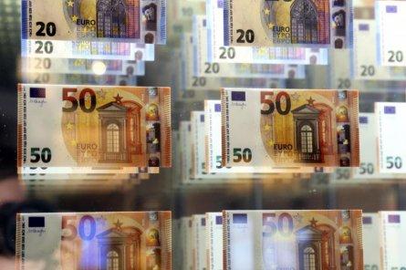 Латвийские монетарные финучреждения заработали почти в 3 раза меньше