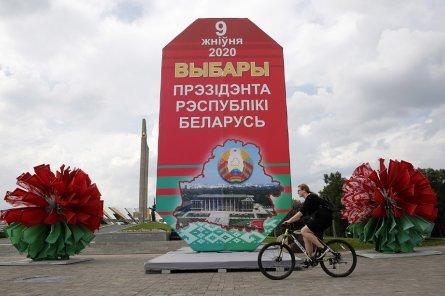 Белорусский рубль начал быстро падать, население массово скупает валюту