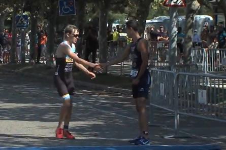 Испанский триатлонист уступил медаль сопернику, который побежал не в ту сторону