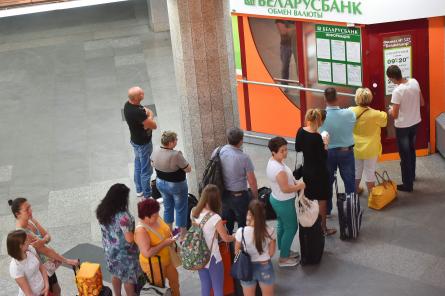 Белорусы массово забирают деньги из банков