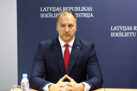 Министр объяснил, почему из Латвии депортировали пенсионера