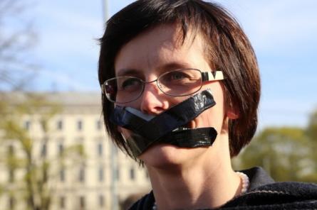 Правозащитник: ограничения из-за COVID-19 в Латвии могут быть незаконны