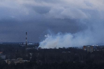 Серьезный пожар в производственном здании в Риге: на месте 41 пожарный