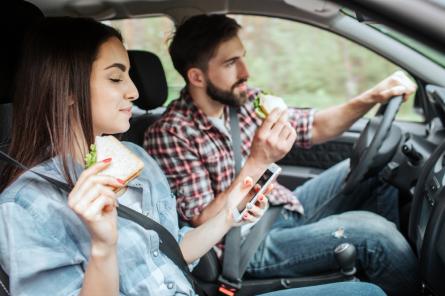 8 вкусностей, которые опасно есть (или пить) за рулем