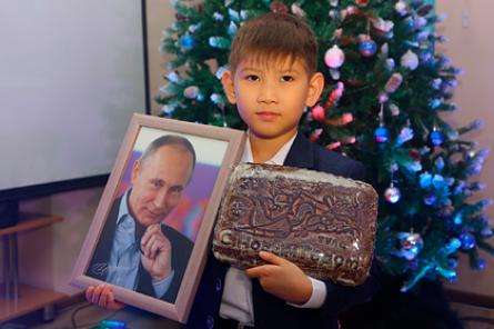 Попросившему акции «Газпрома» школьнику зачем-то вручили портрет Путина