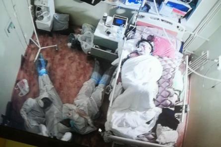 В Сети появилось фото врачей, заснувших на полу возле пациента с COVID-19