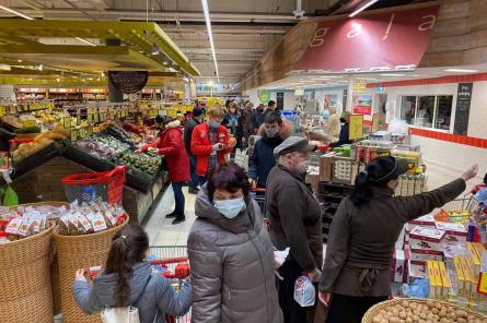 Комендантский час в Латвии: люди опять толпятся в магазинах