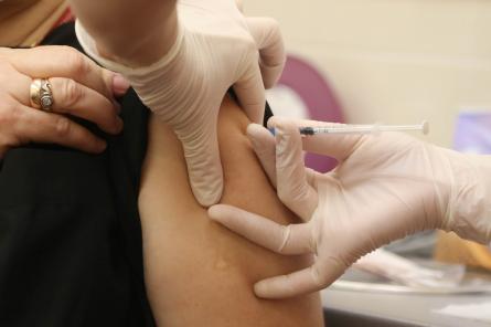 В ВОЗ предупредили: нужно отложить повторный укол вакцины от Pfizer