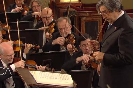 Венская филармония сыграла легендарный новогодний концерт в пустом зале