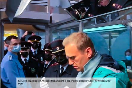 Самолет с Навальным приземлился в Шереметьево. На погранконтроле его задержали