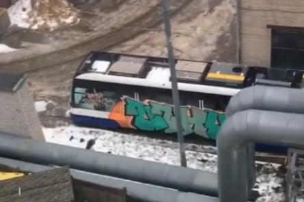 Трамвай в Риге изрисовали оскорблениями в адрес Кариньша