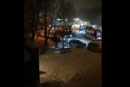 Снежный апокалипсис в Риге: автобус “Ригас Сатиксме” толкают люди (+ВИДЕО)