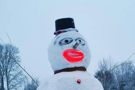 ФОТО: в Алуксне местные жители соорудили четырехметрового снеговика