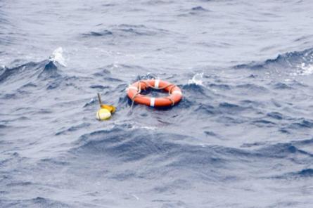 Моряк в Тихом океане упал за борт и выжил после 14 часов в воде.
