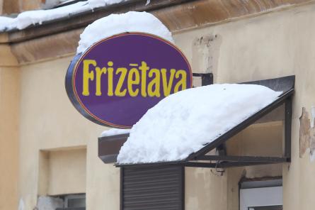 Зима не сдается: в среду Латвию занесёт снегом. Дороги будут скользкими