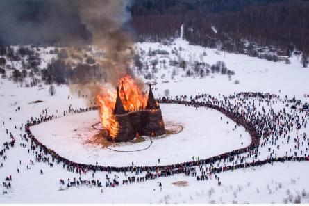 В Калужской области на Масленицу сожгли гигантский замок корона-людоеда