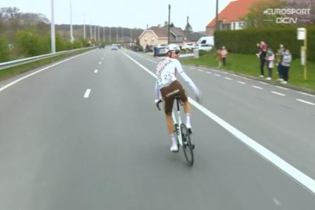 Швейцарского велогонщика дисквалифицировали за выкинутую бутылку