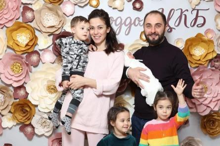 38-летний Демис Карибидис неожиданно объявил о рождении уже четвертого ребенка