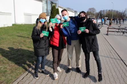 Кто часами стоит в очередях на вакцинацию в Латвии? Много молодёжи (ФОТО, ВИДЕО)