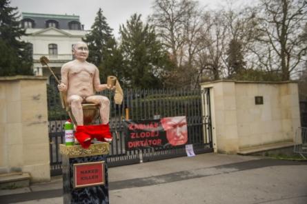 «Голый убийца»: у посольства РФ в Праге установили памятник Путину